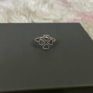 Clover Ring